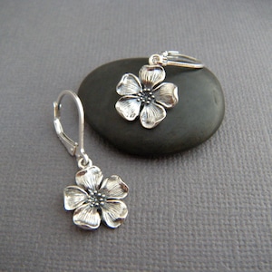 Boucle d'oreille fleur de cerisier en argent sterling petite fleur pendante bijoux rustiques effet levier noir bohème bohème jardinier cadeau pour elle 1/2"