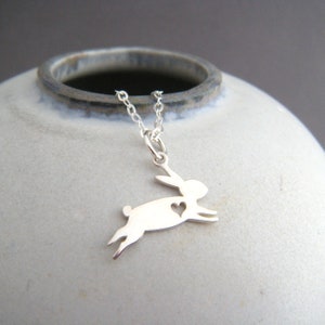 Collar de conejo de plata de ley: colgante de conejo con forma de corazón calado.