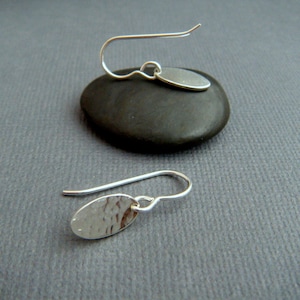 tiny silver oval dangle earrings. small hammered silver earrings. everyday leverback lever back hook drop earrings. simple jewelry 3/8 hooks