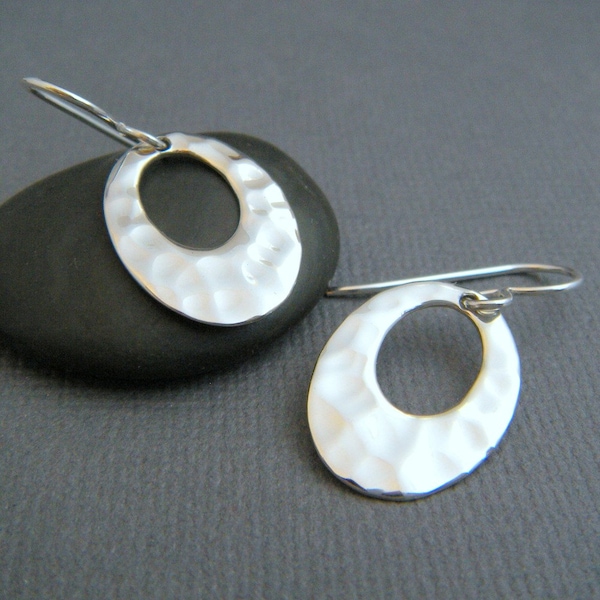 silver hammered retro oval earrings. simple drop. small sterling silver dangle. everyday modern classic simple minimalist jewelry. 3/4"