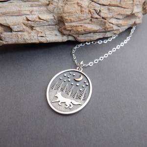 Collar de plata de ley con forma de zorro corriendo y luna de bronce. Símbolo de animal espiritual del bosque. Colgante de poder astuto. Amuleto de ingenio rápido y fuerza. Regalo de 7/8"