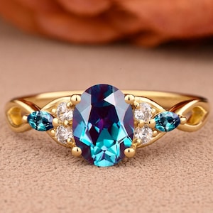 Anillo de compromiso vintage de alejandrita ovalada en oro rosa de 14 k. Anillo de alejandrita único con moissanita y alejandrita para bodas y aniversarios.