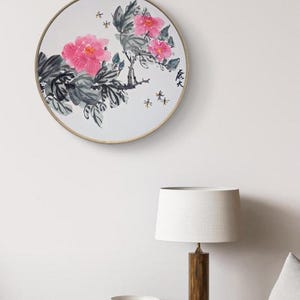 Pintura china de flores, flores de camelia y abejas, acuarela china, pinceladas de tinta, hecha a mano, xieyi (写意), color de tinta, decoración de pared