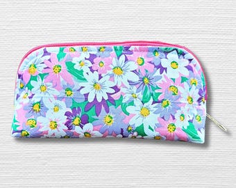 Floral Elegance Makeup Bag: Stylish Carry-All for Travel and Everyday Use