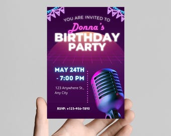 Puede incluir: Una invitación a una fiesta de cumpleaños de color morado y rosa con un tema retro de los años 80. La invitación presenta un micrófono y el texto "You are invited to Donna's Birthday Party", "May 24th - 7:00 PM", "123 Anywhere St., Any City", y "RSVP: +123-456-7890".