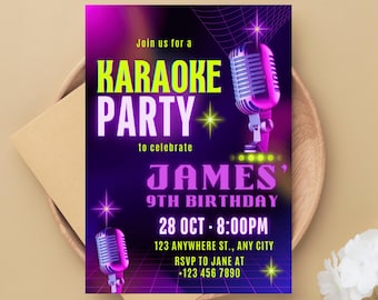 Könnte beinhalten: Eine violette und neongrüne Karaoke-Party-Einladung mit einer Retro-Mikrofon-Grafik. Die Einladung lautet "Schließen Sie sich uns zu einer Karaoke-Party an, um den 9. Geburtstag von James zu feiern" und enthält Datum und Uhrzeit der Party, die Adresse und Kontaktinformationen.