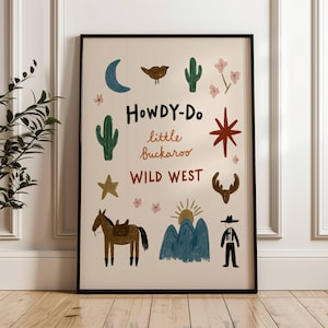 Könnte beinhalten: Ein gerahmter Kunstdruck mit Wildwest-Thema. Das Kunstwerk zeigt Illustrationen von Mond, Vogel, Kakteen, Blumen, Stern, Pferd, Bergen und einem Cowboy. Der Text enthält "Howdy-Do", "little buckaroo" und "Wild West".