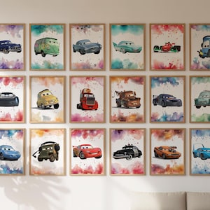 Può includere: Una collezione di stampe artistiche incorniciate ad acquerello con varie auto dei cartoni animati. Ogni stampa mostra un diverso design di veicolo su uno sfondo astratto colorato. Le stampe sono esposte su una parete bianca sopra un moderno divano.