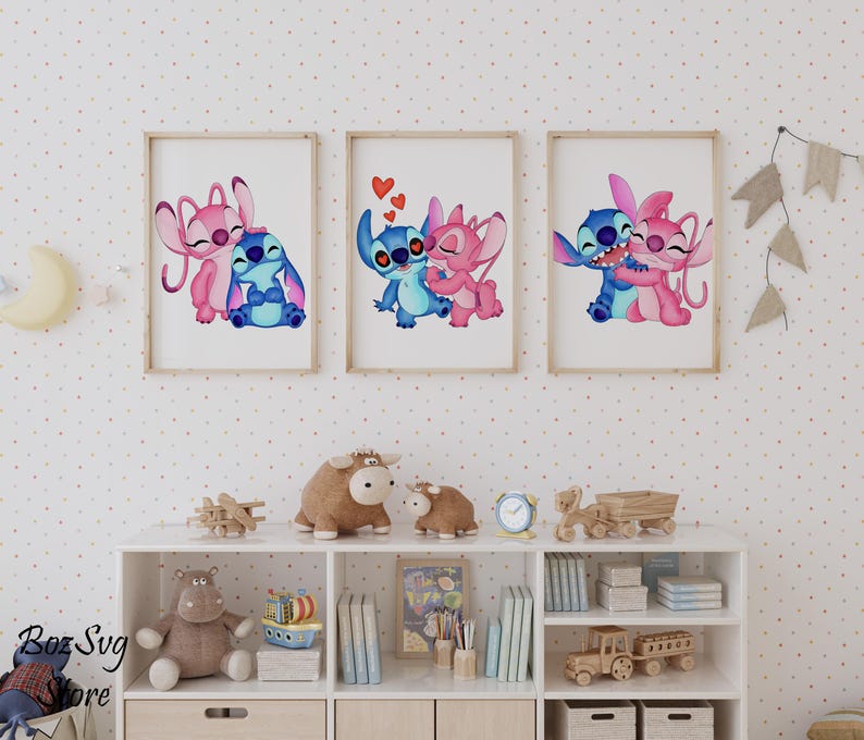 Puede incluir: Tres impresiones enmarcadas de Stitch y Angel, los personajes alien&iacute;genas azul y rosa, en poses cari&ntilde;osas. Las obras de arte, con corazones, est&aacute;n enmarcadas en madera clara y sobre un fondo blanco.