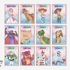 Può includere: Dodici stampe artistiche incorniciate con personaggi della serie di film d'animazione. I personaggi includono Bo Peep, Bullseye, Jessie, Woody, Zurg, Hamm, Rex, Slinky, Buzz, Lotso, Duke e Forky. Ogni stampa ha uno sfondo pastello.