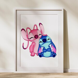 Puede incluir: Una impresi&oacute;n enmarcada con dos personajes de dibujos animados, uno rosa y otro azul, abraz&aacute;ndose. El personaje rosa tiene orejas grandes y una antena curva, mientras que el personaje azul tiene orejas grandes y una amplia sonrisa. La impresi&oacute;n est&aacute; en un marco blanco.