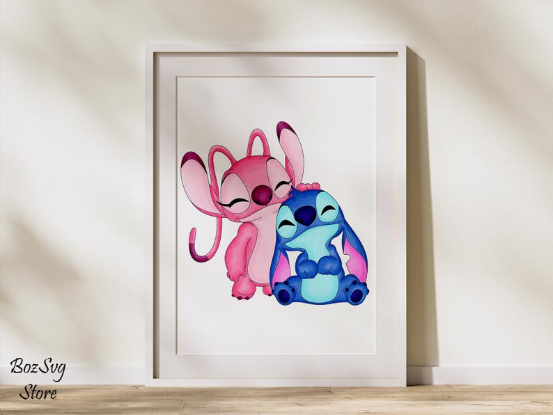 Puede incluir: Una impresi&oacute;n enmarcada con dos personajes de dibujos animados, uno rosa y otro azul, abraz&aacute;ndose. El personaje rosa tiene orejas grandes y una antena curva, mientras que el personaje azul tiene orejas grandes y una amplia sonrisa. La impresi&oacute;n est&aacute; en un marco blanco.