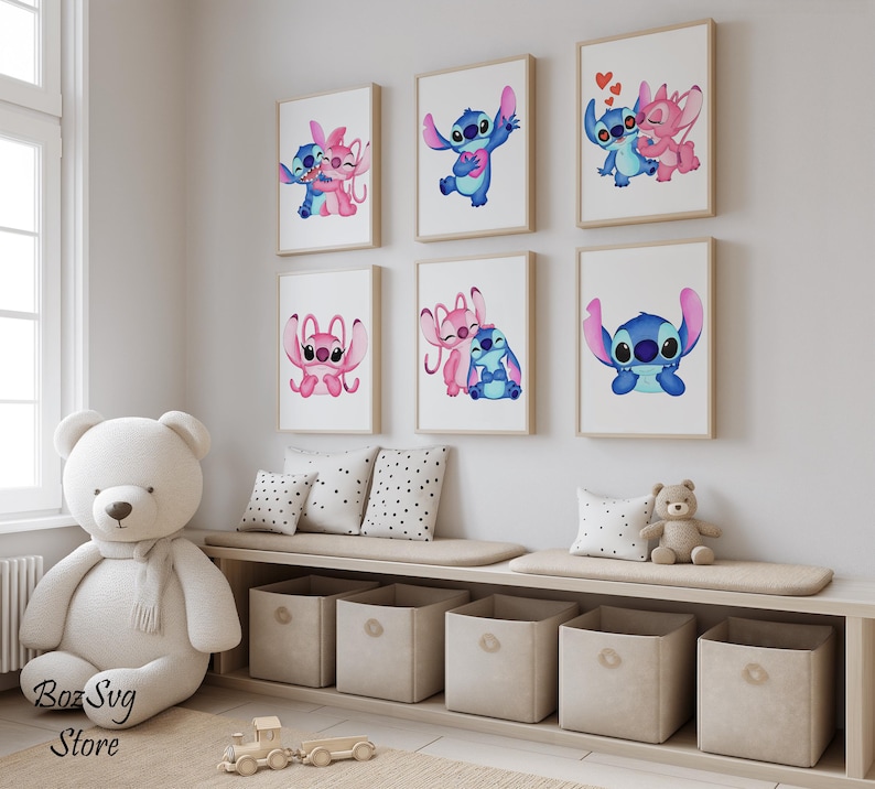 Puede incluir: Conjunto de siete l&aacute;minas art&iacute;sticas enmarcadas con ilustraciones de acuarela de los personajes Stitch y Angel. Las l&aacute;minas presentan una paleta de colores azul, rosa y blanco, perfectas para una habitaci&oacute;n infantil.
