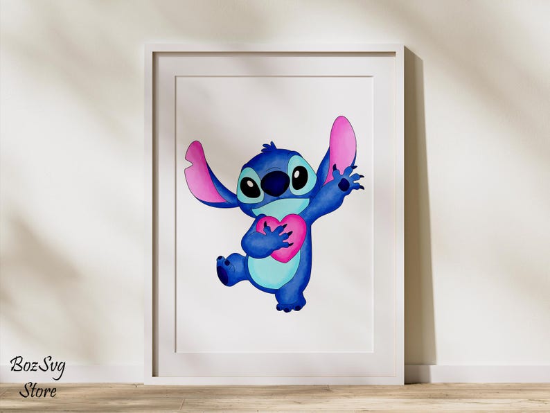 Puede incluir: Impresi&oacute;n enmarcada con una ilustraci&oacute;n de acuarela de Stitch de Lilo & Stitch. El alien&iacute;gena azul sostiene un coraz&oacute;n rosa y tiene orejas grandes. La obra de arte est&aacute; sobre un fondo blanco y enmarcada en un borde blanco. El nombre de la tienda "BozSvg Store" est&aacute; en la esquina inferior izquierda.