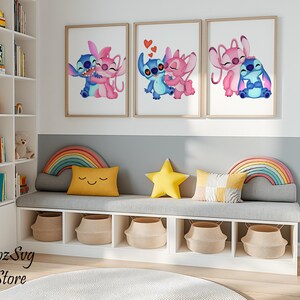 Puede incluir: Tres impresiones enmarcadas en acuarela de los personajes Stitch y Angel en varios abrazos cuelgan sobre un banco gris con cestas de almacenamiento. El banco tiene cojines en forma de arco&iacute;ris y estrella. La habitaci&oacute;n tiene una estanter&iacute;a blanca y una alfombra redonda.