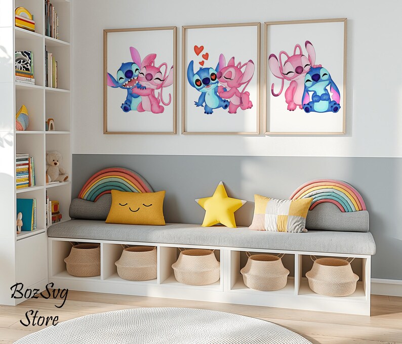 Puede incluir: Tres impresiones enmarcadas en acuarela de los personajes Stitch y Angel en varios abrazos cuelgan sobre un banco gris con cestas de almacenamiento. El banco tiene cojines en forma de arco&iacute;ris y estrella. La habitaci&oacute;n tiene una estanter&iacute;a blanca y una alfombra redonda.