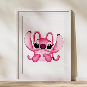 Puede incluir: Impresi&oacute;n enmarcada de un personaje de dibujos animados rosa con grandes ojos negros y largas pesta&ntilde;as. El personaje tiene orejas grandes y est&aacute; sobre un fondo blanco. El nombre del artista est&aacute; en la esquina inferior izquierda.