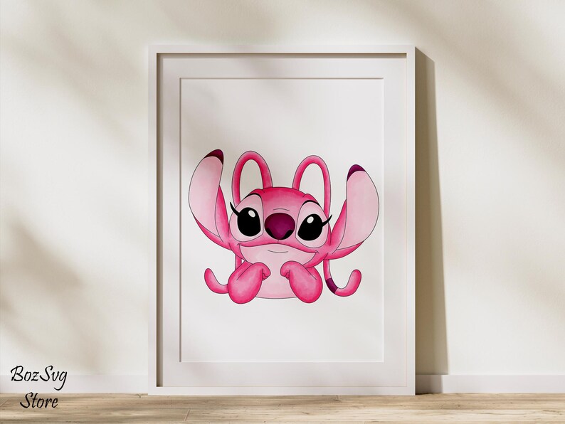 Puede incluir: Impresi&oacute;n enmarcada de un personaje de dibujos animados rosa con grandes ojos negros y largas pesta&ntilde;as. El personaje tiene orejas grandes y est&aacute; sobre un fondo blanco. El nombre del artista est&aacute; en la esquina inferior izquierda.