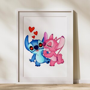 Puede incluir: Una impresi&oacute;n enmarcada que presenta un personaje de dibujos animados azul con ojos en forma de coraz&oacute;n abrazando a un personaje de dibujos animados rosa. Corazones rojos flotan sobre ellos. La impresi&oacute;n est&aacute; en un marco blanco.