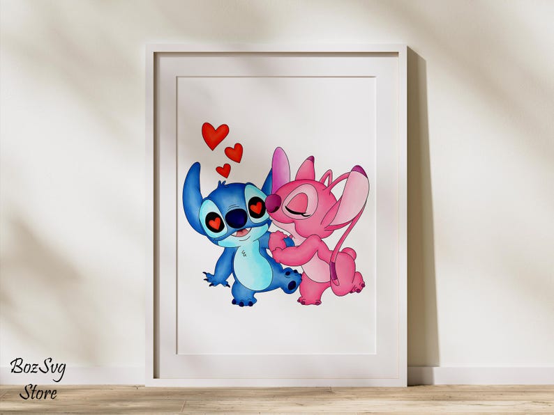 Puede incluir: Una impresi&oacute;n enmarcada que presenta un personaje de dibujos animados azul con ojos en forma de coraz&oacute;n abrazando a un personaje de dibujos animados rosa. Corazones rojos flotan sobre ellos. La impresi&oacute;n est&aacute; en un marco blanco.