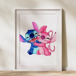 Puede incluir: Una impresi&oacute;n en acuarela enmarcada con los personajes Stitch y Angel de Lilo & Stitch. Stitch, en azul, abraza a Angel, que es rosa. La impresi&oacute;n est&aacute; en un marco blanco y se muestra contra una pared blanca.