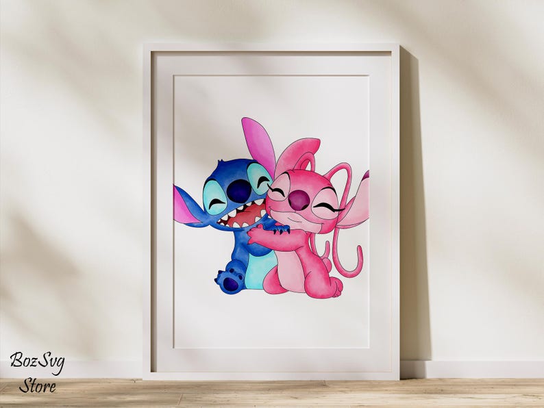 Puede incluir: Una impresi&oacute;n en acuarela enmarcada con los personajes Stitch y Angel de Lilo & Stitch. Stitch, en azul, abraza a Angel, que es rosa. La impresi&oacute;n est&aacute; en un marco blanco y se muestra contra una pared blanca.