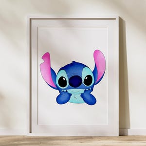 Puede incluir: Una impresi&oacute;n enmarcada con un personaje de dibujos animados azul con grandes ojos negros, grandes orejas rosas y un cuerpo azul claro. El personaje est&aacute; sonriendo y sosteniendo su barbilla. La impresi&oacute;n est&aacute; en un marco blanco.