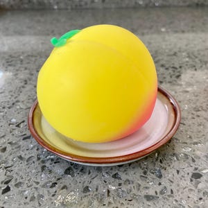 Gelber Sonnenaufgang Juicy Pfirsich Frucht Squishy Spielzeug | Stress Relief Fidget Spielzeug | Niedliches Sensorisches Spielzeug für Kinder | Handgefertigte Geschenkidee | Schreibtisch Decor