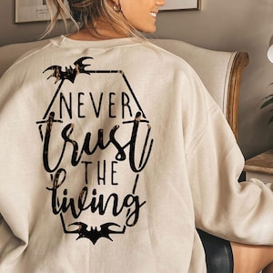 Never Trust the Living Svg, Horror Svg, Goth Svgs, Spooky Svg, heks Svg, kist Svg, Halloween gezegden, Halloween quote Svg, Halloween Svg