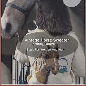 Könnte beinhalten: Vintage Strickmuster für einen Pferdepullover. Das Muster zeigt ein Pferdemotiv auf der Vorderseite des Pullovers. Das Muster ist in Größen für Damen und Herren erhältlich. #KN71