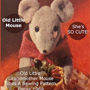 Puede incluir: Un patrón de costura vintage para un juguete de peluche de ratón. El patrón se titula "Old Little Grandmother Mouse" e incluye la fecha 1969 y el número de patrón #CFT9551. La imagen muestra un juguete de peluche terminado de ratón con un vestido rojo y blanco con estampado de cerezas.