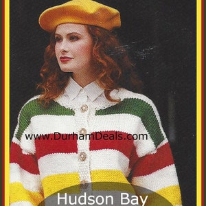 Op de afbeelding: Een wit, rood, geel en groen gestreepte cardigan met knoopsluiting. De cardigan is geïnspireerd op Hudson Bay en heeft de tekst "Hudson Bay Inspired Cardigan Knitting Pattern #KNW684" erop.