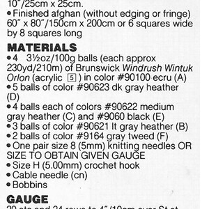 以下が含まれることがあります： グレーとブラックのさまざまな色合いの Brunswick Windrush Wintuk Orlon 糸を使用した、大きなアフガン用の編み物のパターン指示。パターンには、糸の必要量、ゲージ情報、針のサイズが含まれています。