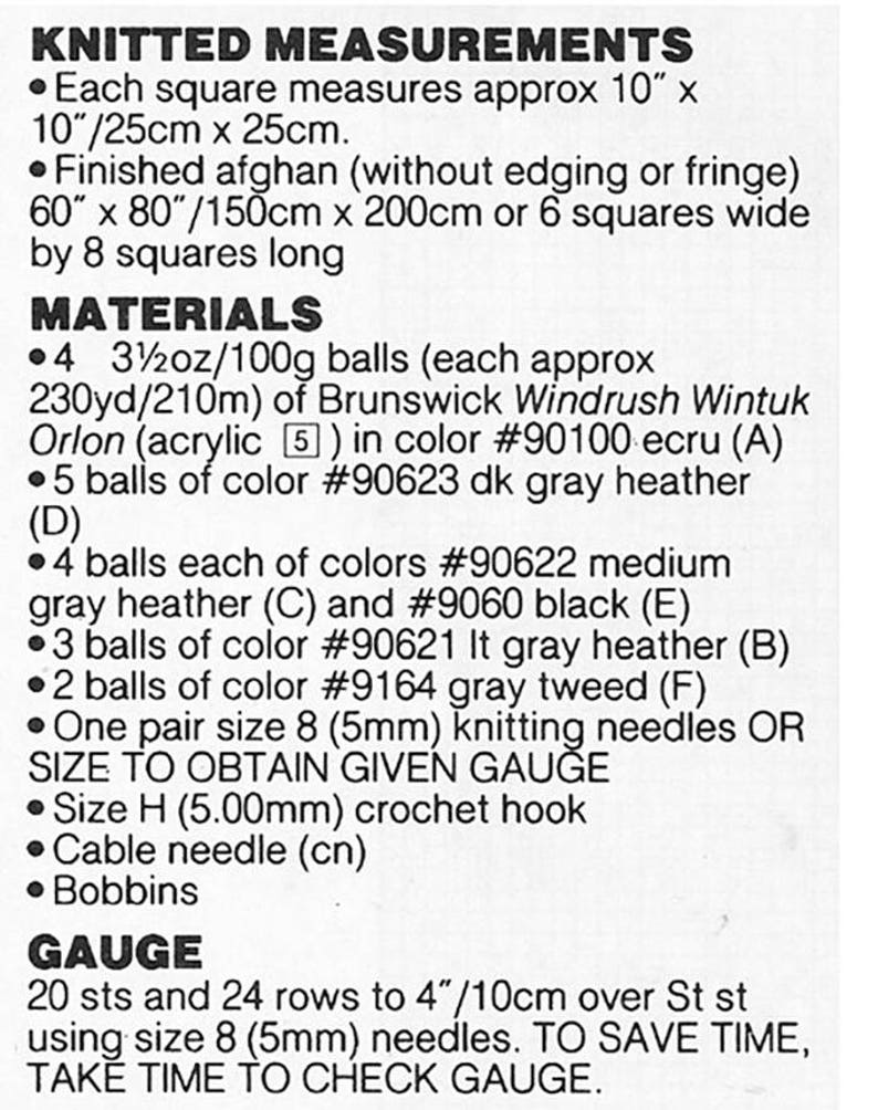 以下が含まれることがあります： グレーとブラックのさまざまな色合いの Brunswick Windrush Wintuk Orlon 糸を使用した、大きなアフガン用の編み物のパターン指示。パターンには、糸の必要量、ゲージ情報、針のサイズが含まれています。