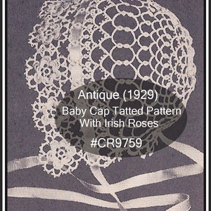 Puede incluir: Un patrón antiguo de gorro de bebé tatting con rosas irlandesas, que data de 1929. El gorro blanco presenta un delicado diseño de encaje y una cinta. El texto de la imagen dice "Antique (1929) Baby Cap Tatted Pattern With Irish Roses #CR9759".