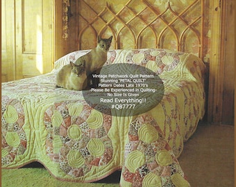 Könnte beinhalten: Ein Vintage-Patchwork-Quiltmuster namens 'Petal Quilt' mit einem Farbschema in Gelb, Rosa und Braun. Der Quilt liegt auf einem Bett mit einem Korbkopfende und zwei Katzen sitzen auf dem Bett. Der Text auf dem Bild lautet: 'Vintage Patchwork Quilt Muster Atemberaubendes 'PETAL QUILT' Musterdaten Ende der 1970er Jahre -Bitte Erfahrung im Quilten- Keine Größe angegeben Alles lesen!! #Q87777'