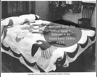 Puede incluir: Una colcha antigua con un diseño de águila, que data de principios de la década de 1920. La colcha, que mide 218 cm por 218 cm, presenta un patrón repetido de águilas estilizadas en tonos oscuros sobre un fondo claro. La imagen incluye el texto "Eagle Quilt Top" y "#Q13".