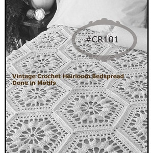Pode incluir: Uma colcha de crochê branca com um delicado padrão floral. A colcha é feita de motivos individuais e é etiquetada como "Vintage Crochet Heirloom Bedspread Done in Motifs #CR101".