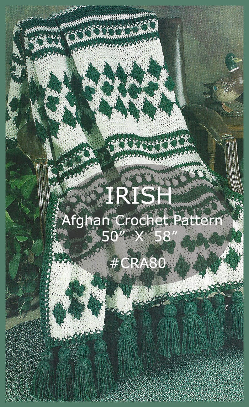 以下が含まれることがあります： 緑と白のフリンジ付きのクロシェの毛布。毛布は127cm x 147cmで、「IRISH Afghan Crochet Pattern #CRA80」とラベル付けされています。