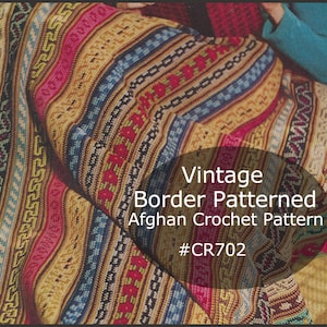 Könnte beinhalten: Eine gefaltete, farbenfrohe afghanische Decke mit einem Vintage-Bordürenmuster. Die Decke zeigt Streifen in Rot, Blau, Gelb und Braun mit aufwendigen geometrischen Designs. Der Text auf dem Bild lautet "Vintage Border Patterned Afghan Crochet Pattern #CR702."