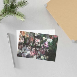 Und sie las glücklich bis ans Ende der Postkarte