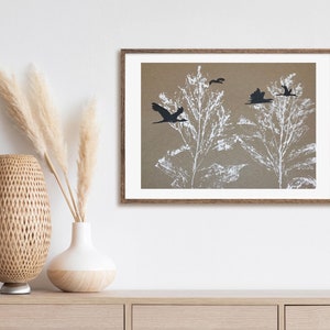 Linol- / Monoprint auf Recyclingpapier, Einzelstück, Din A3, Kranich, Baum, Wald, Wiese, Blume, grau, weiß, handgemacht von artrosarot