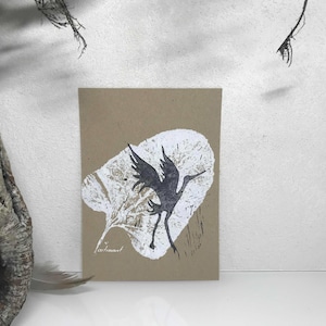 Linol- / Monoprint auf Recyclingpapier, Einzelstück, Din A5, Kranich, Baum, Wald, Wiese, Kraniche, grau, weiß, handgemacht von artrosarot