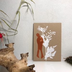 Linol- / Monoprint auf Recyclingpapier, Einzelstück, Din A5, Blume, Figur, Person, Wald, Wiese, weiß kupfer, handgemacht von artrosarot