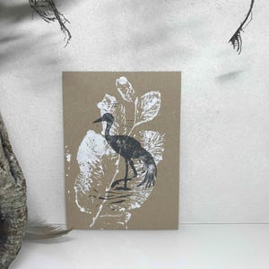 Linol- / Monoprint auf Recyclingpapier, Einzelstück, Din A5, Kranich, Baum, Wald, Wiese, Blume, grau, weiß, handgemacht von artrosarot