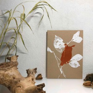 Linol- / Monoprint auf Recyclingpapier, Einzelstück, Din A5, Blume, Eule, Wald, Wiese, weiß kupfer, handgemacht von artrosarot