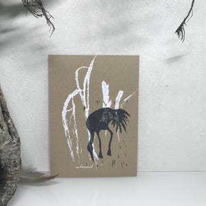 Linol- / Monoprint auf Recyclingpapier, Einzelstück, Din A5, Kranich, Baum, Wald, Wiese, Kraniche, grau, weiß, handgemacht von artrosarot