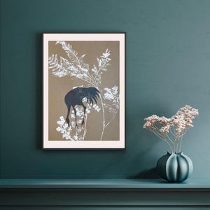 Linol- / Monoprint auf Recyclingpapier, Einzelstück, Din A3, Kranich, Baum, Wald, Wiese, Blume, grau, weiß, handgemacht von artrosarot