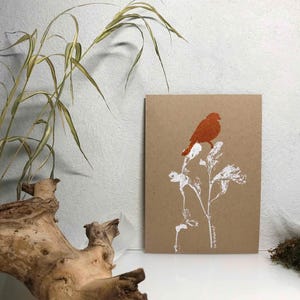 Linol- / Monoprint auf Recyclingpapier, Einzelstück, Din A5, Meise, Vogel, Blume, Wald, Wiese, weiß kupfer, handgemacht von artrosarot