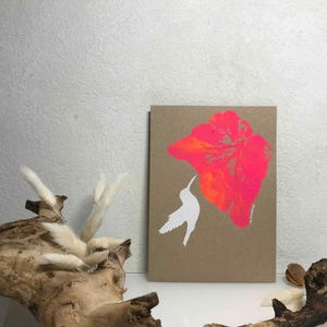 Linol- / Monoprint auf Recyclingpapier, Einzelstück, Din A5, Kolibri, Baum, Wald, Wiese, Blume, neon, weiß, handgemacht von artrosarot